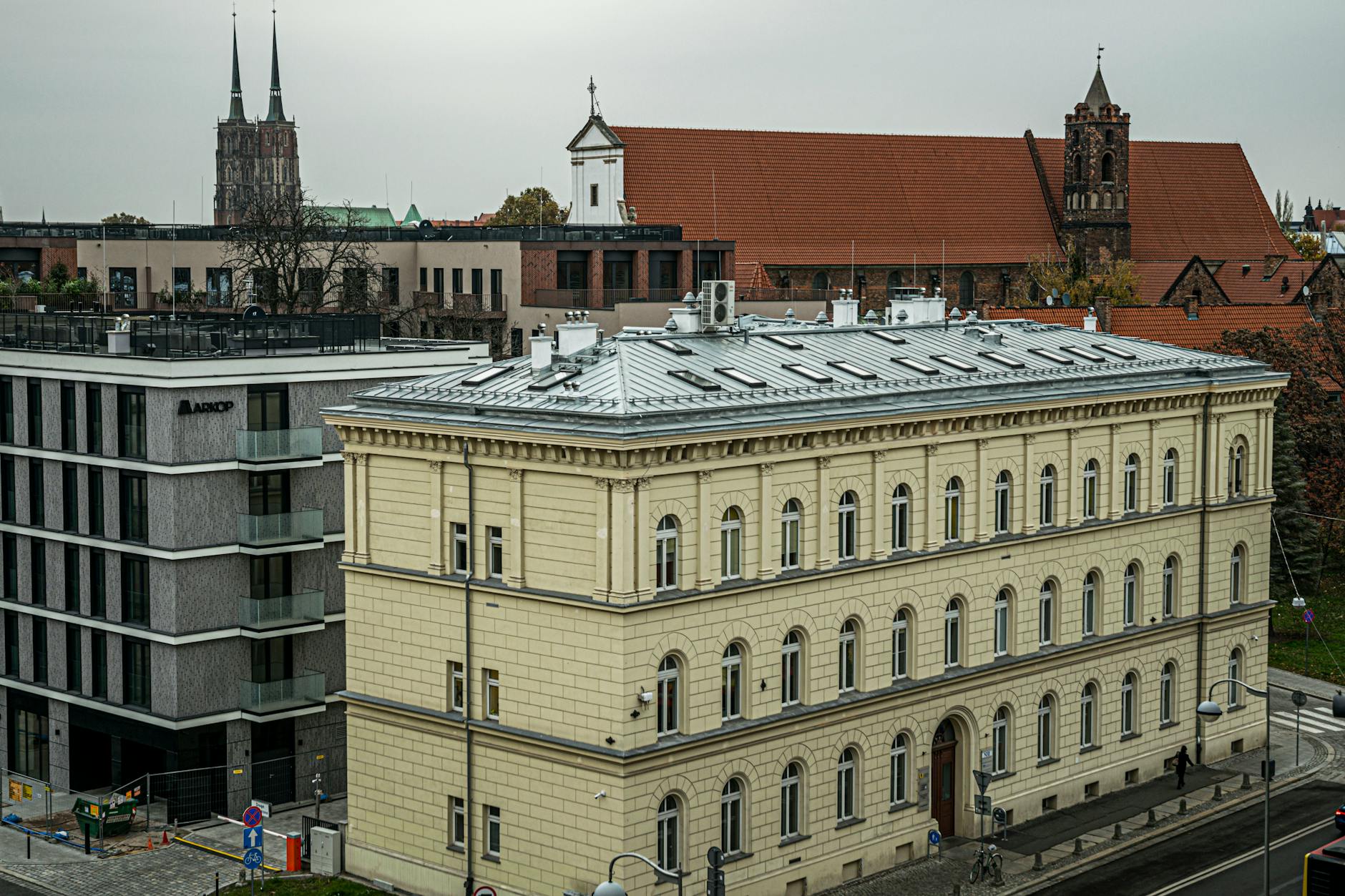 Mapa z zaznaczonym Zambrowem i ikonami symbolizującymi Fundusze Europejskie, podkreślająca rozwój miasta.
