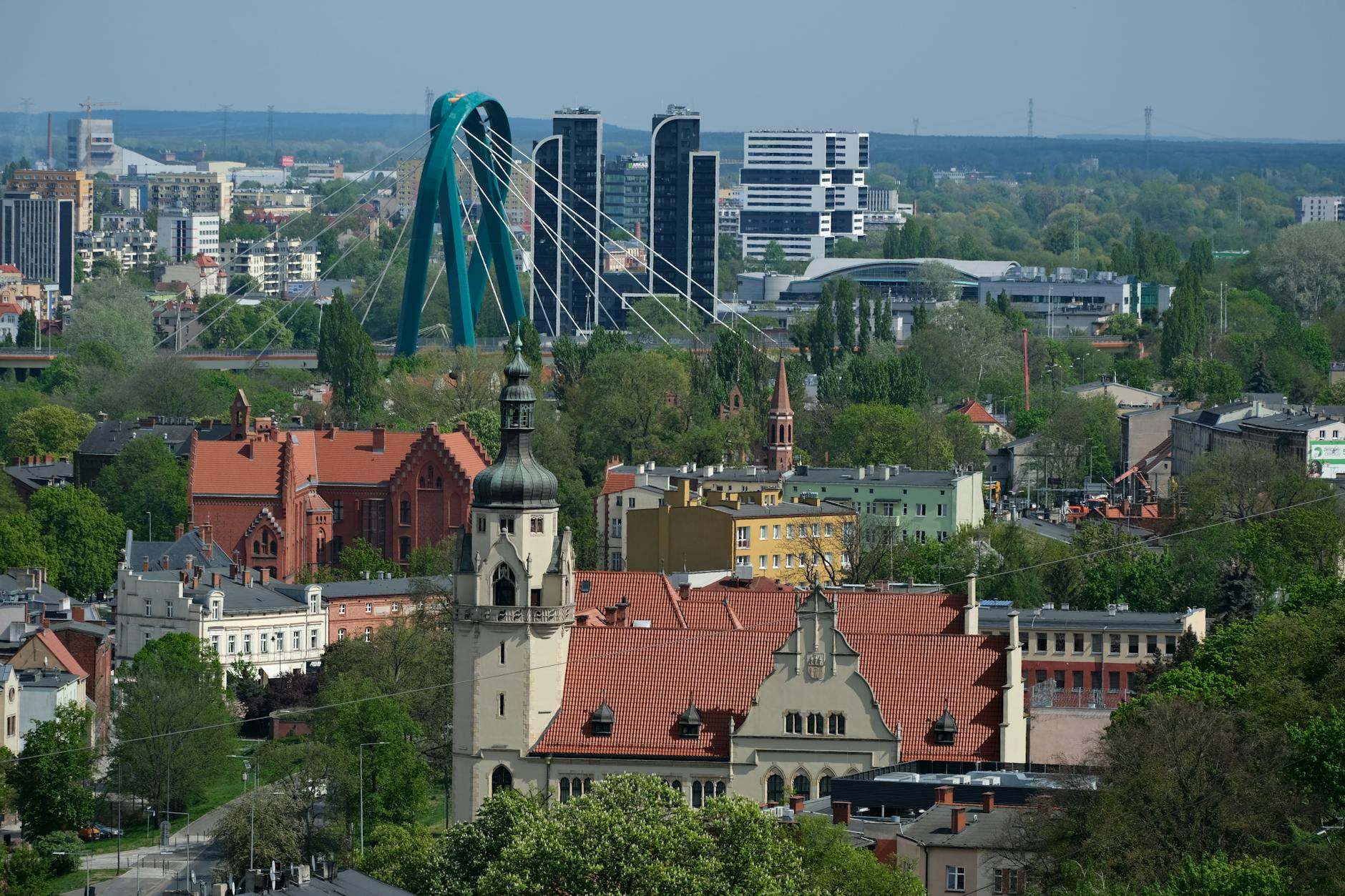 Uczniowie podczas uroczystości patriotycznych w Zambrowie, nawiązanie do edukacji i patriotyzmu.