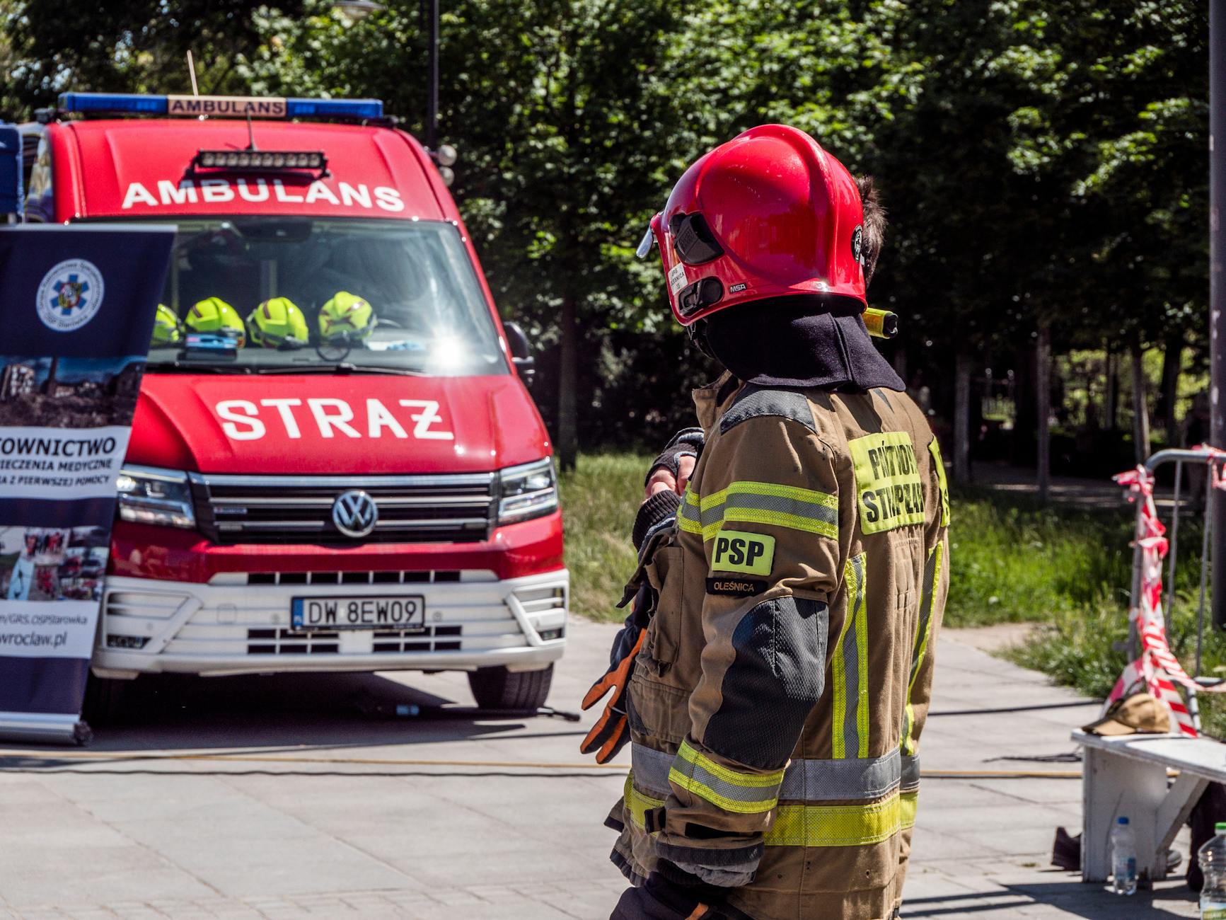 Zdjęcie Kamili Lićwinko trenującej z uczniami w SP4 Zambrów – inspiracja dla młodych sportowców